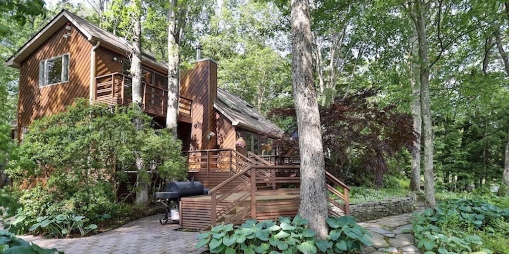 In the Poconos: Milford Lakeside Contemporary House for Sale - Vimarsana News