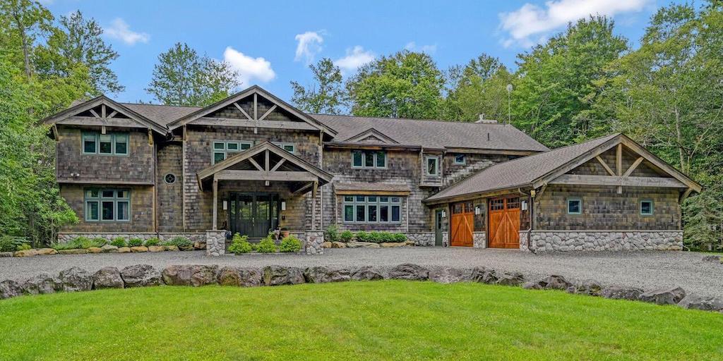 In the Poconos: Pocono Pines Rustic Manor House for Sale - Vimarsana News