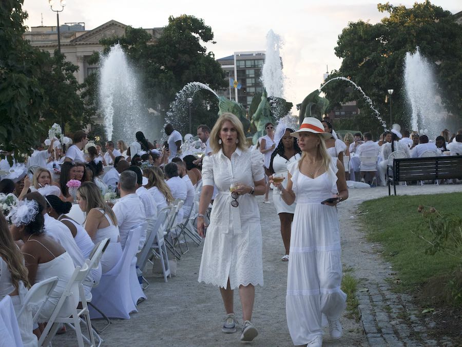 a photo of diner en blanc philadelphia guests