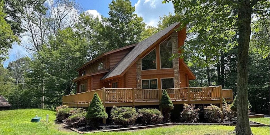 In the Poconos: Greentown Contemporary Log House for Sale - Vimarsana News