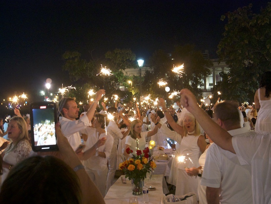 diner en blanc philadelphia patrons with sparklers