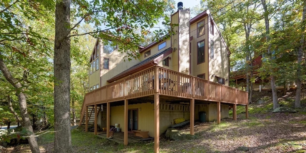 In the Poconos: Bushkill Hillside Contemporary House for Sale - Vimarsana News