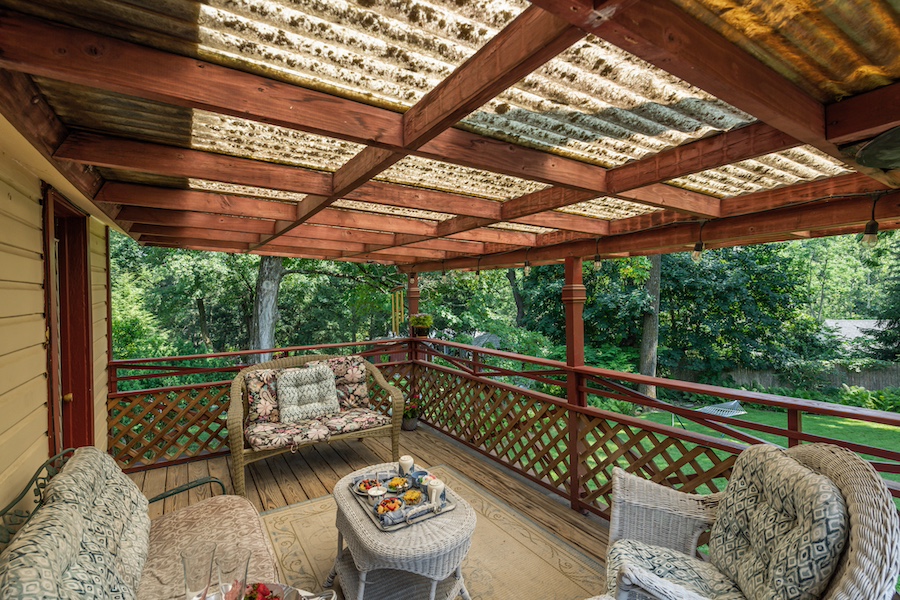 carriage house balcony and backyard