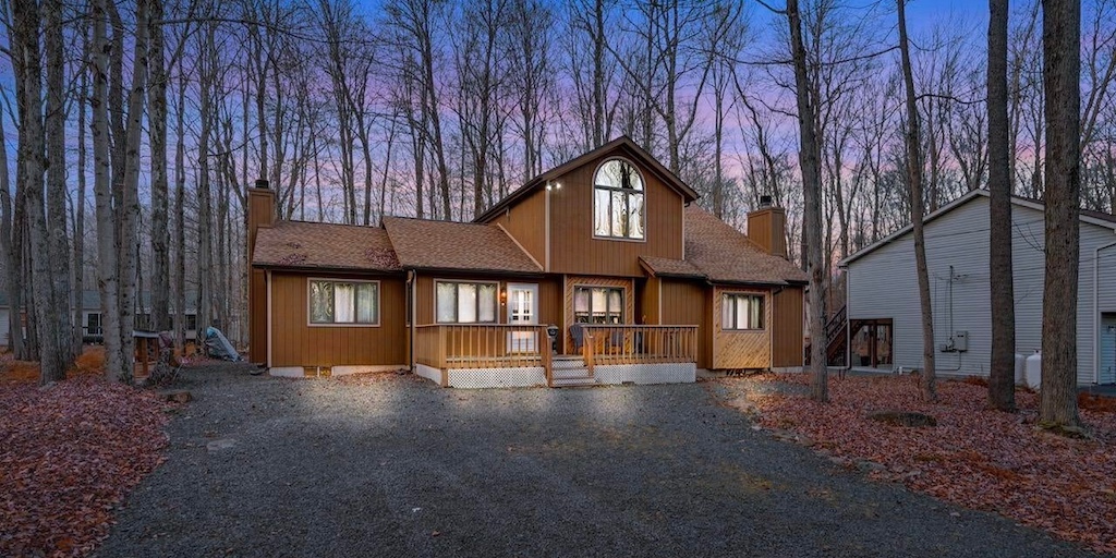 In the Poconos: Pocono Lake Rustic Contemporary House for Sale - Vimarsana News