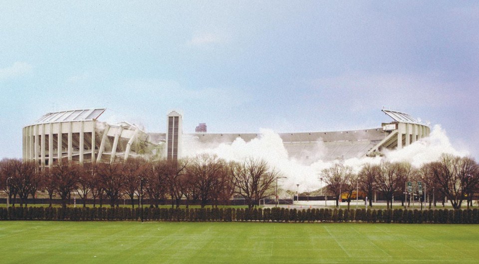 the implosion of veterans stadium in 2004