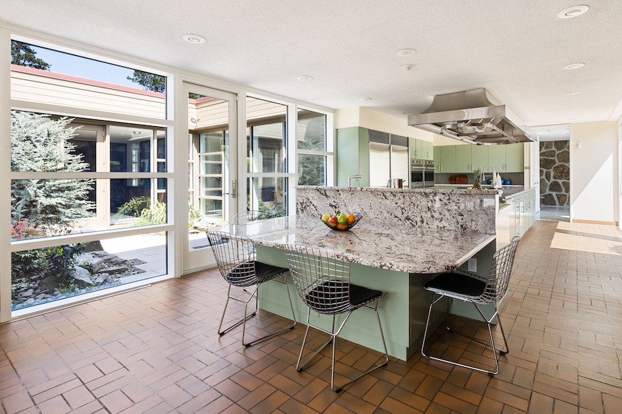 kitchen and breakfast room