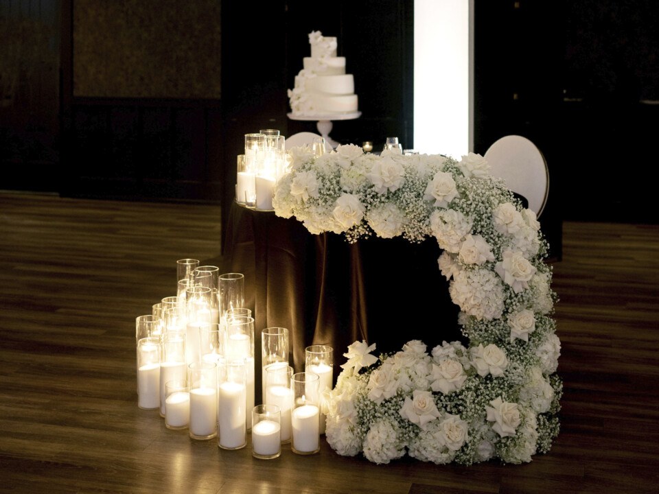 black and white wedding decor